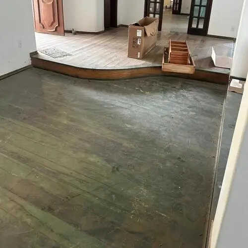 Restauração de piso de madeira em São Paulo utilizando técnicas modernas.